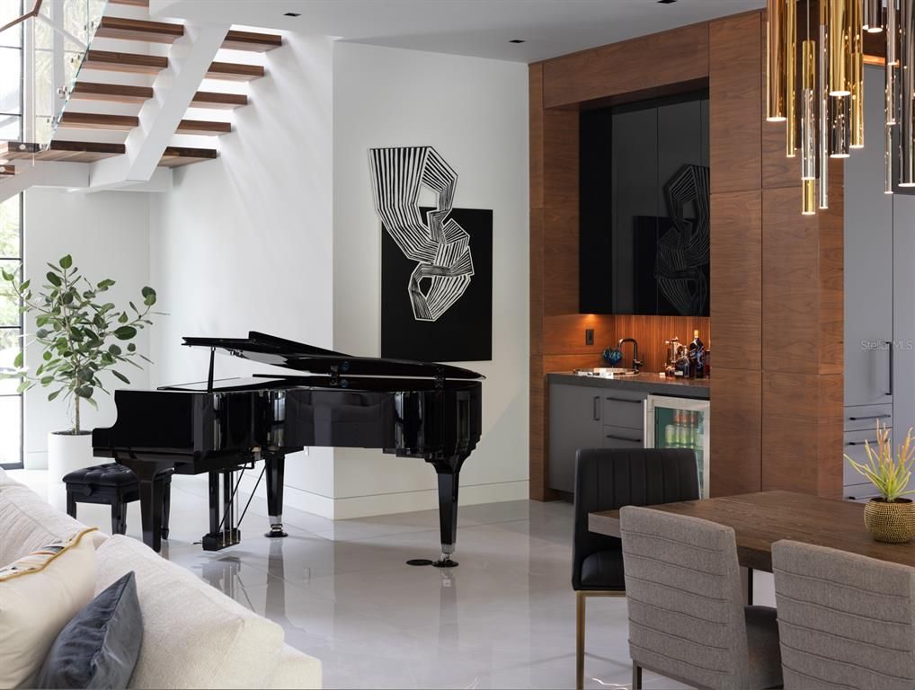 Interior, Piano