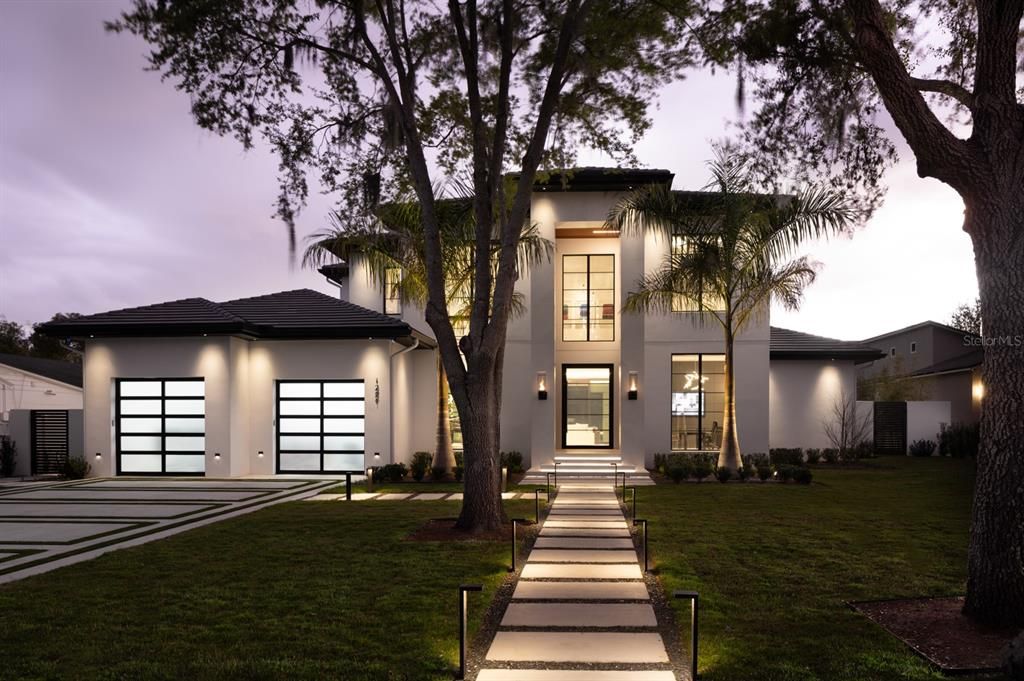 Attached, Backyard, Exterior, Facade, Modern