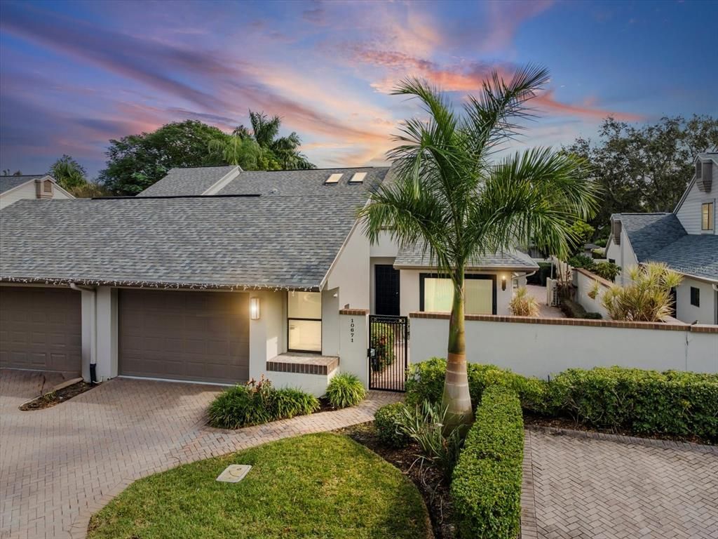 Attached, Exterior, Facade, Ranch