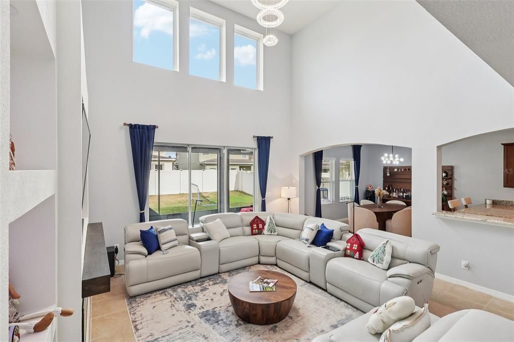 Chandelier, Dining room, Interior, Living room, Pendant Lights