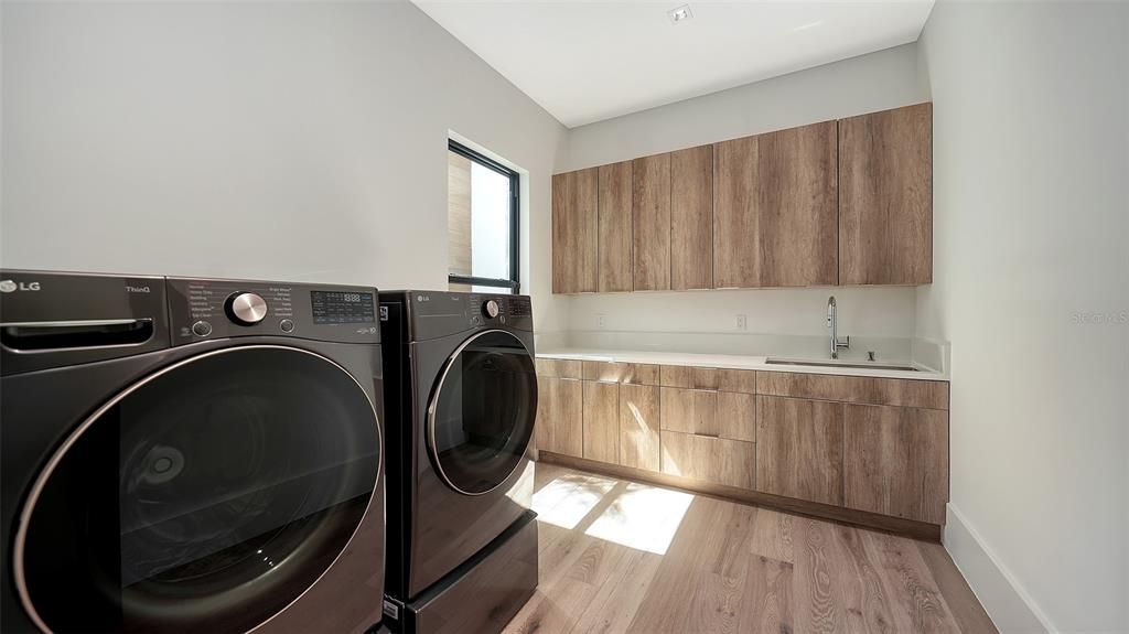 Interior, Washer, Wood Texture Flooring