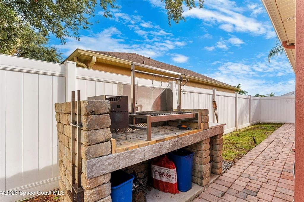Exterior, Outdoor Kitchen