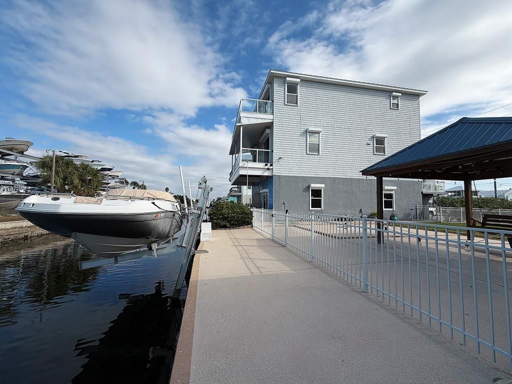 Exterior, Pool, Water