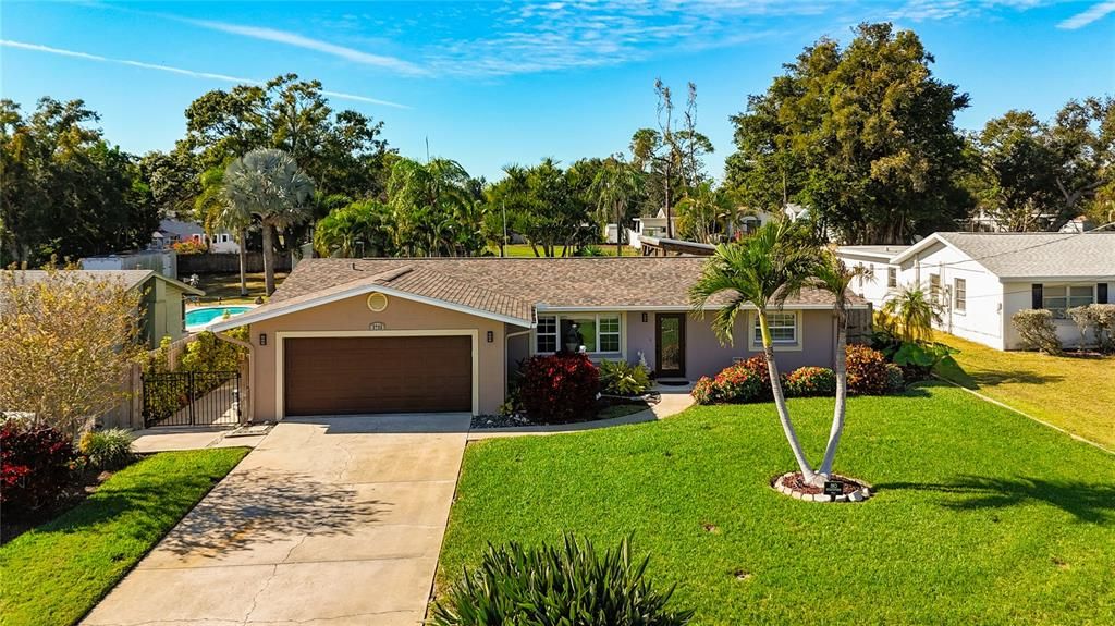 Attached, Exterior, Facade, Ranch