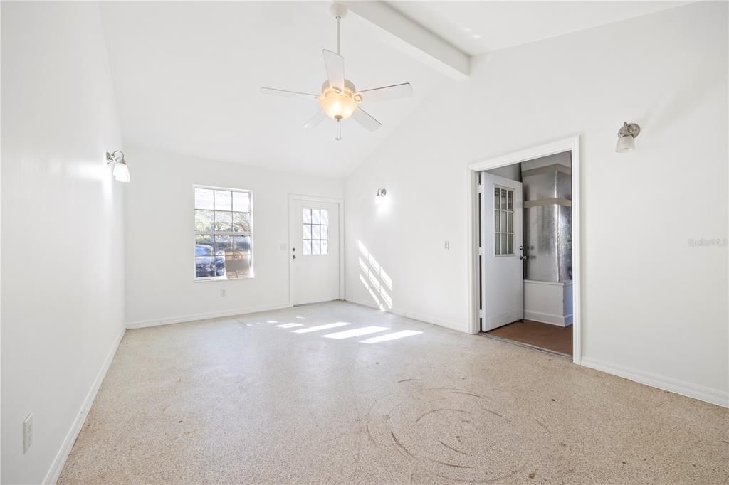 Empty room, Interior