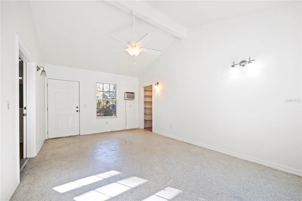 Empty room, Interior