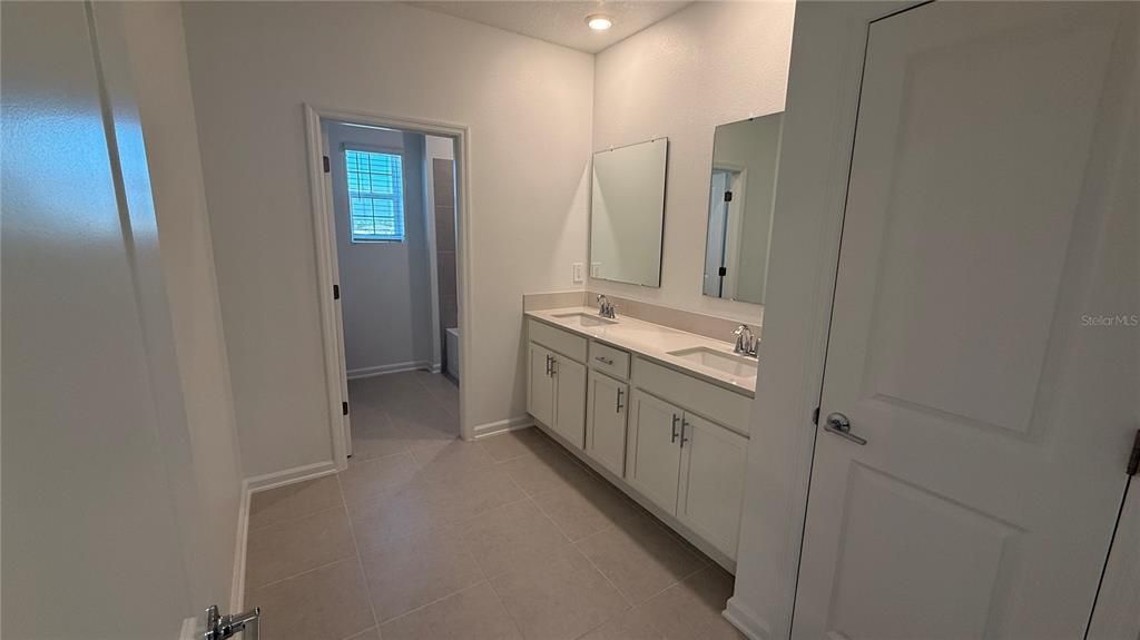 Bathroom, Dual Sink Vanities, Interior, Recessed Lighting