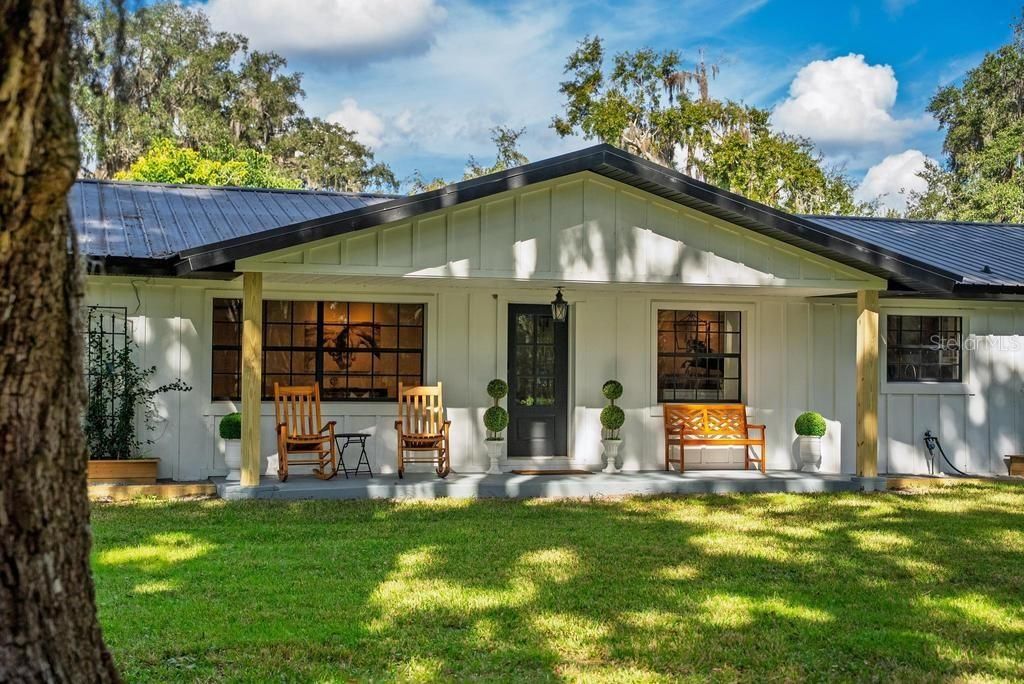 Exterior, Facade, Ranch