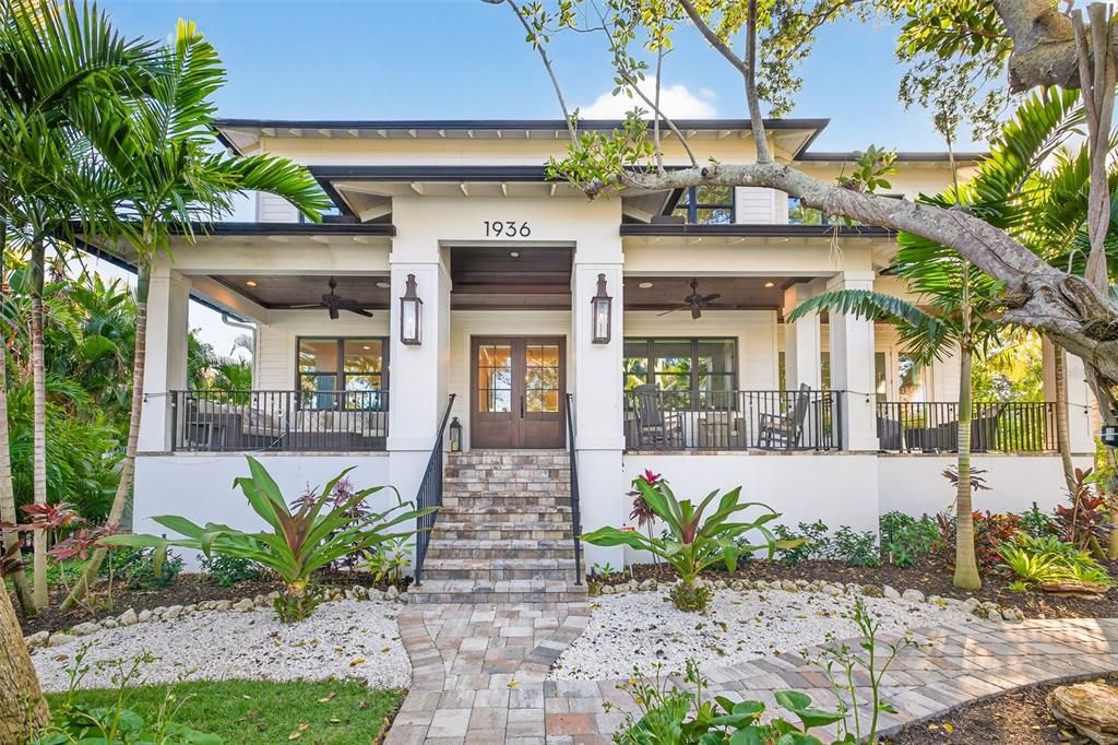 Exterior, Facade, Modern