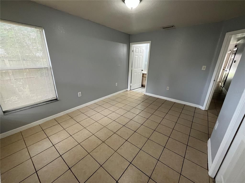 Empty room, Interior