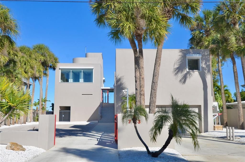 Exterior, Facade, Modern