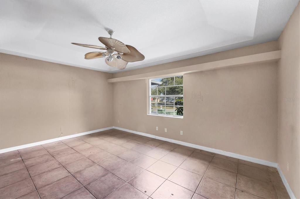 Empty room, Interior