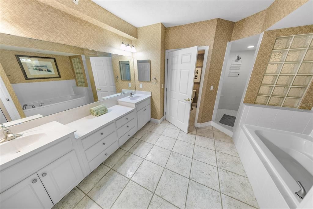 Bathroom, Dual Sink Vanities, Interior, Recessed Lighting