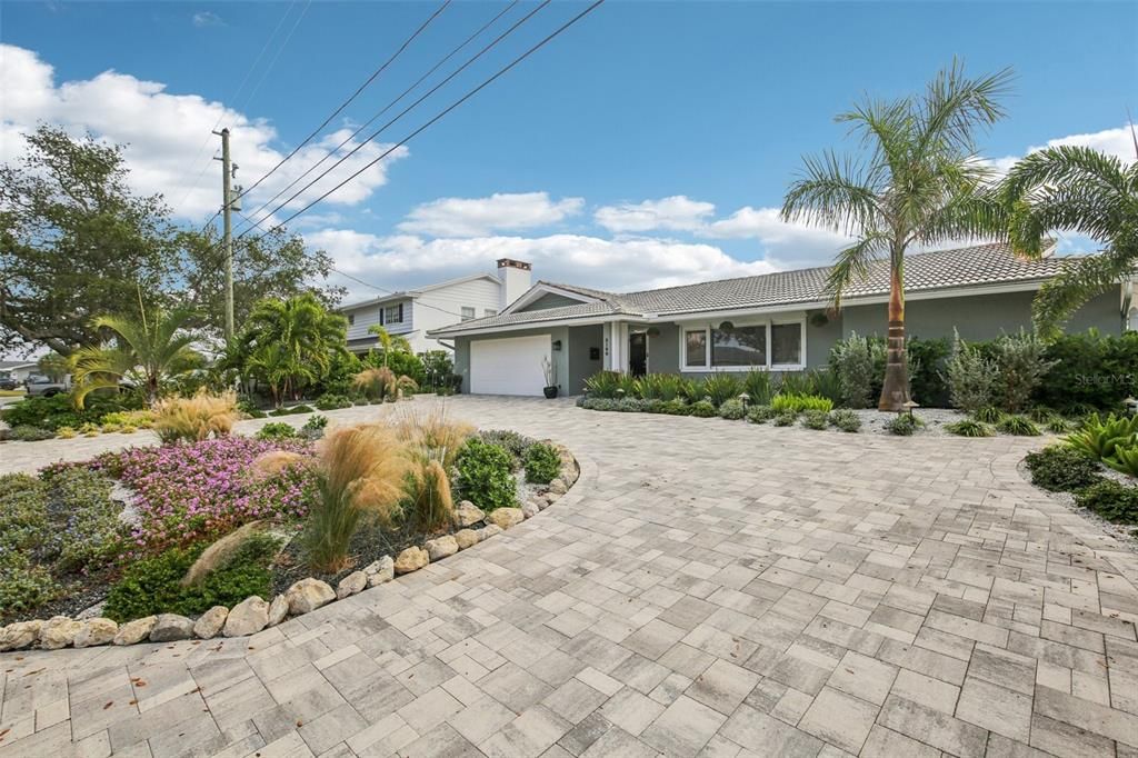 Attached, Exterior, Facade, Ranch