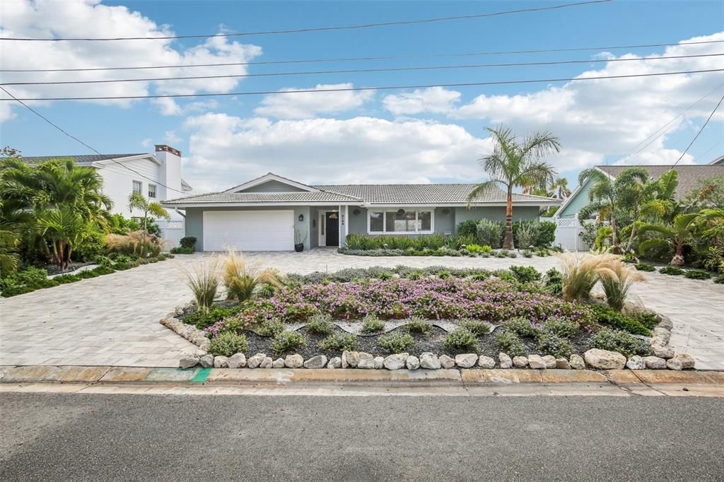 Attached, Exterior, Facade, Ranch