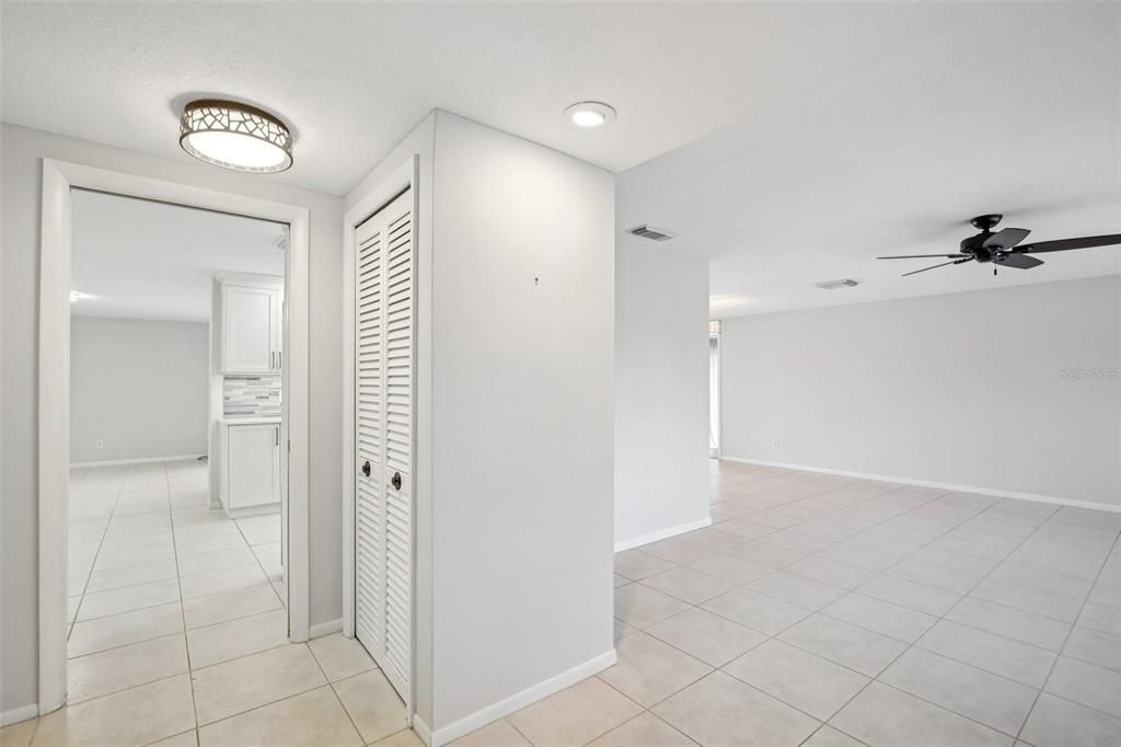 Empty room, Interior, Recessed Lighting