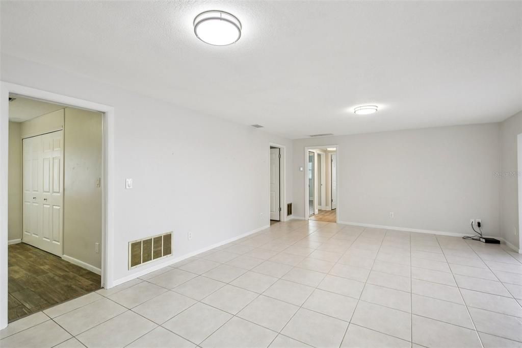 Empty room, Interior