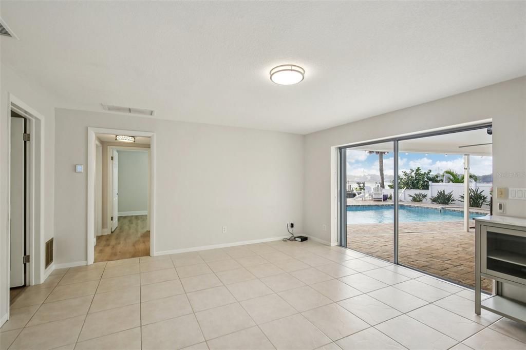 Empty room, Interior