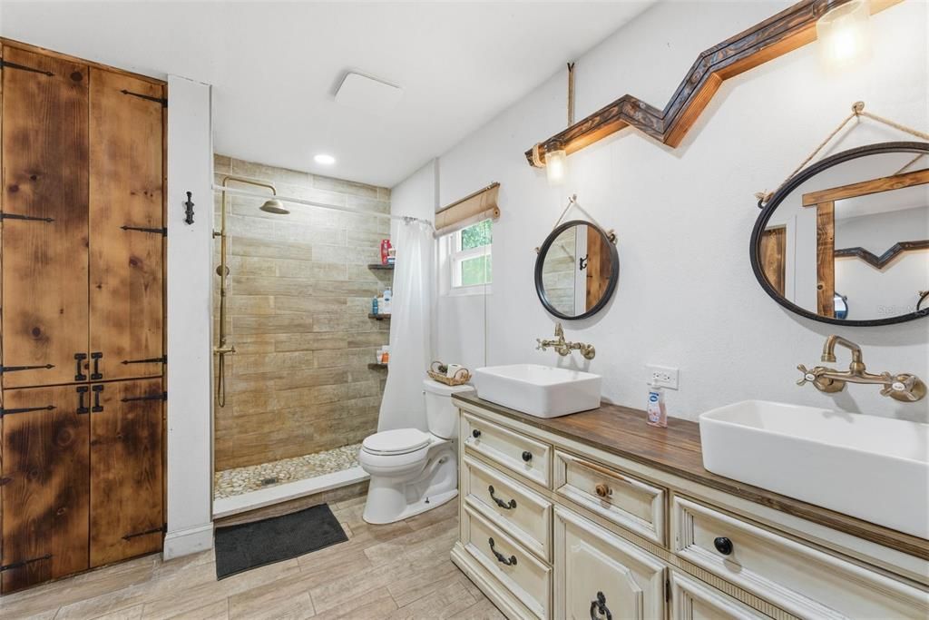 Bathroom, Dual Sink Vanities, Interior, Recessed Lighting