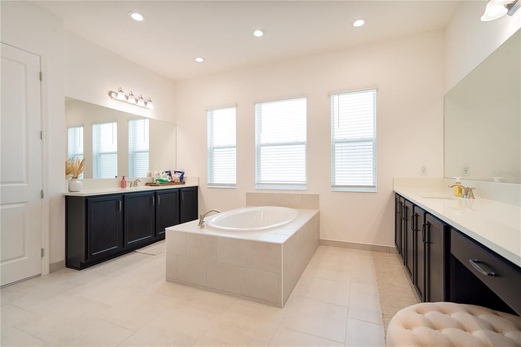 Bathroom, Dual Sink Vanities, Interior, Recessed Lighting