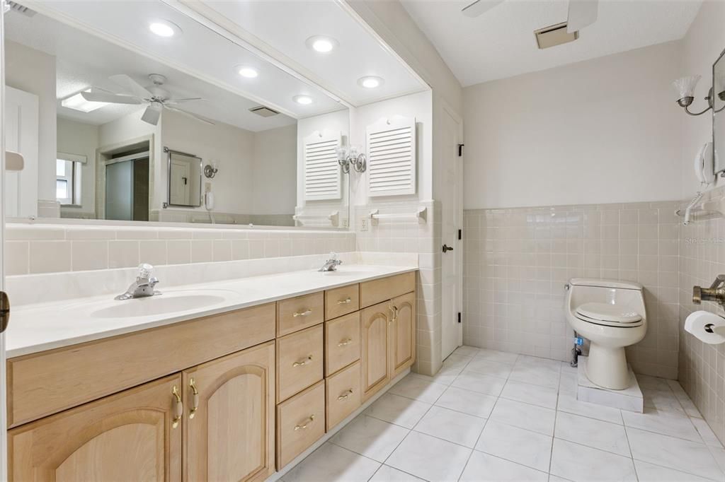 Bathroom, Dual Sink Vanities, Interior, Recessed Lighting