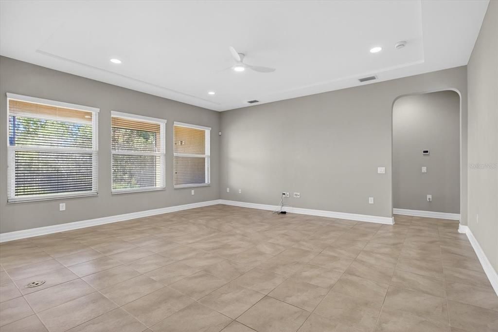 Empty room, Interior, Recessed Lighting