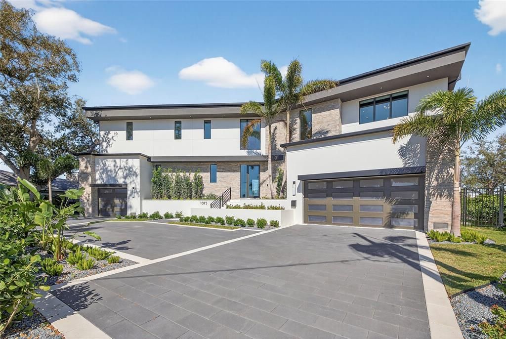 Attached, Exterior, Facade, Modern