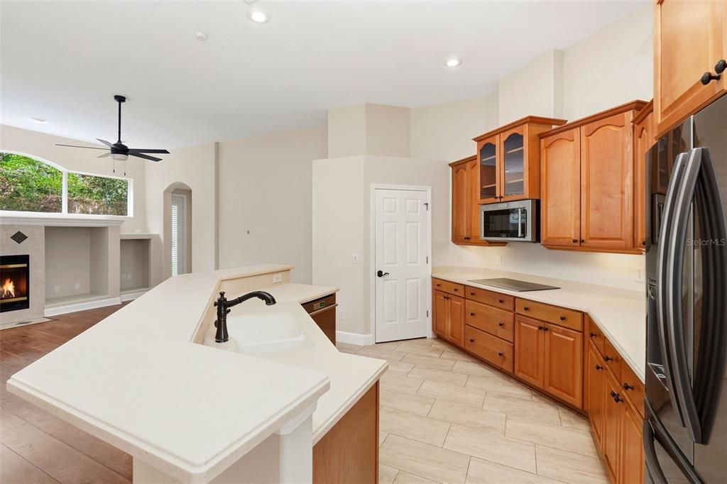 Fireplace, Interior, Kitchen, Recessed Lighting