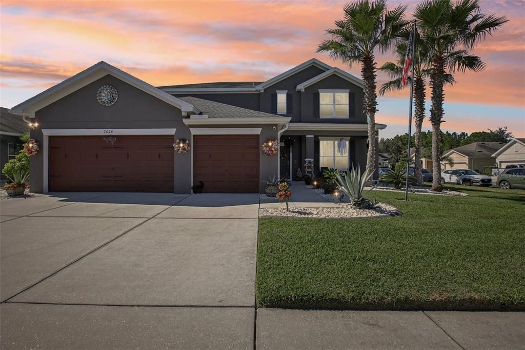 Attached, Exterior, Facade, American Craftsman