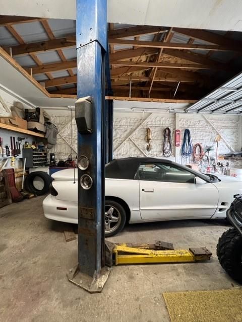 Garage, Interior, Wooden Beams