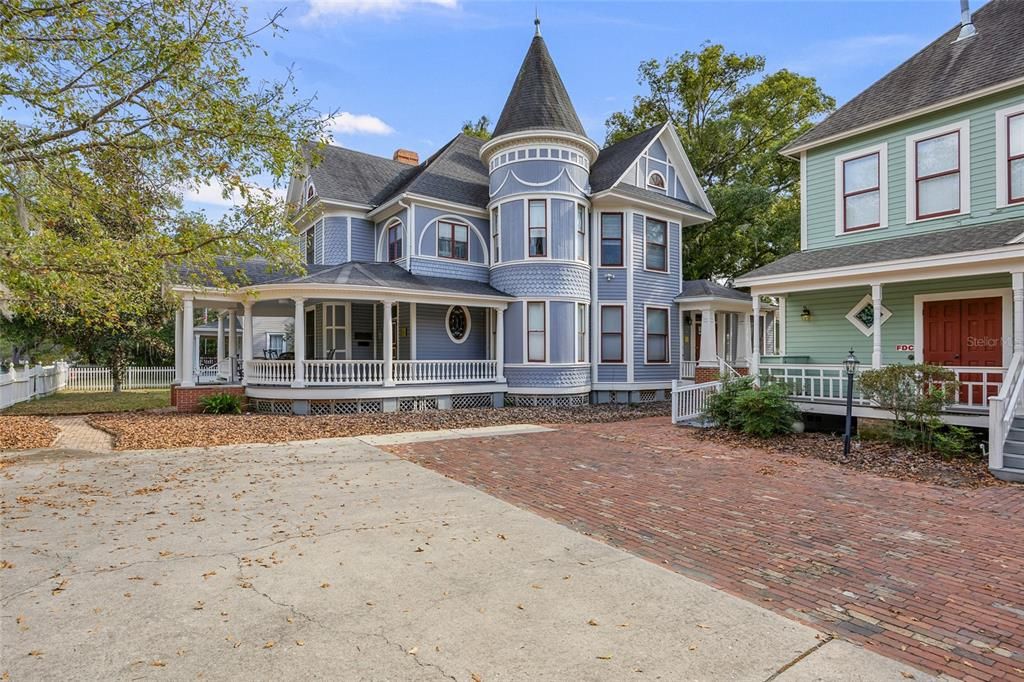 Exterior, Facade, Queen Anne Victorian