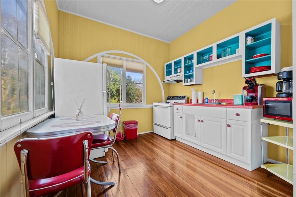 Interior, Washer, Wood Texture Flooring