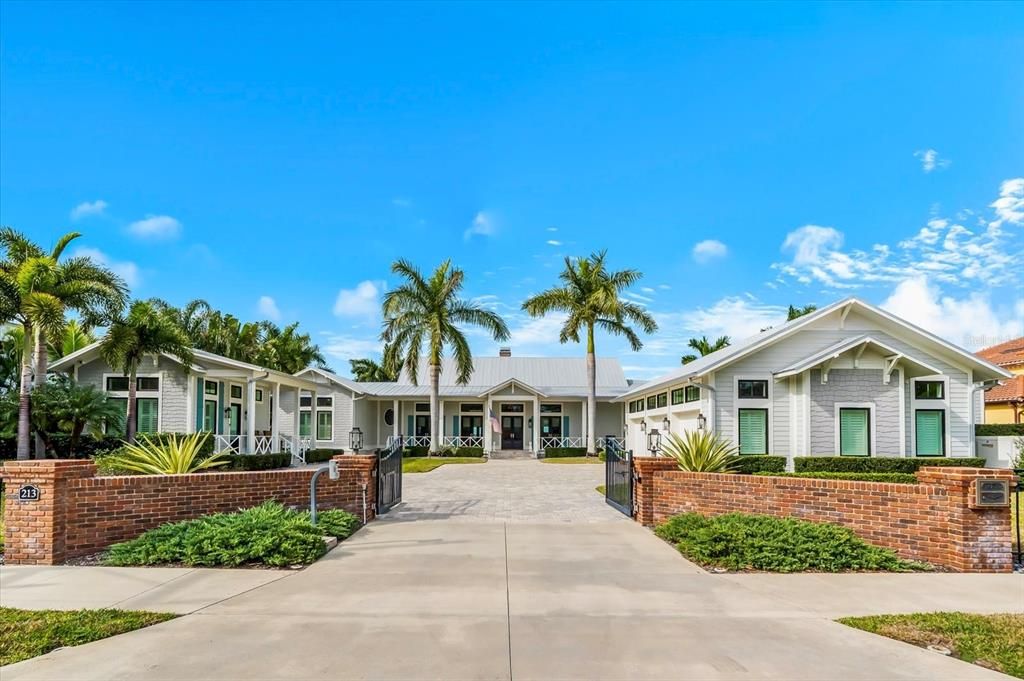 Exterior, Facade, Ranch