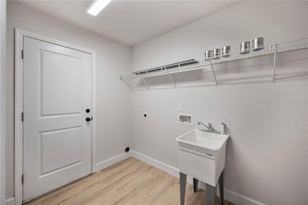 Interior, Walk-in Closets, Wood Texture Flooring