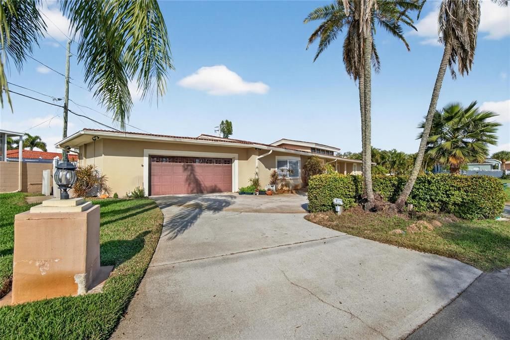 Attached, Exterior, Facade, Ranch