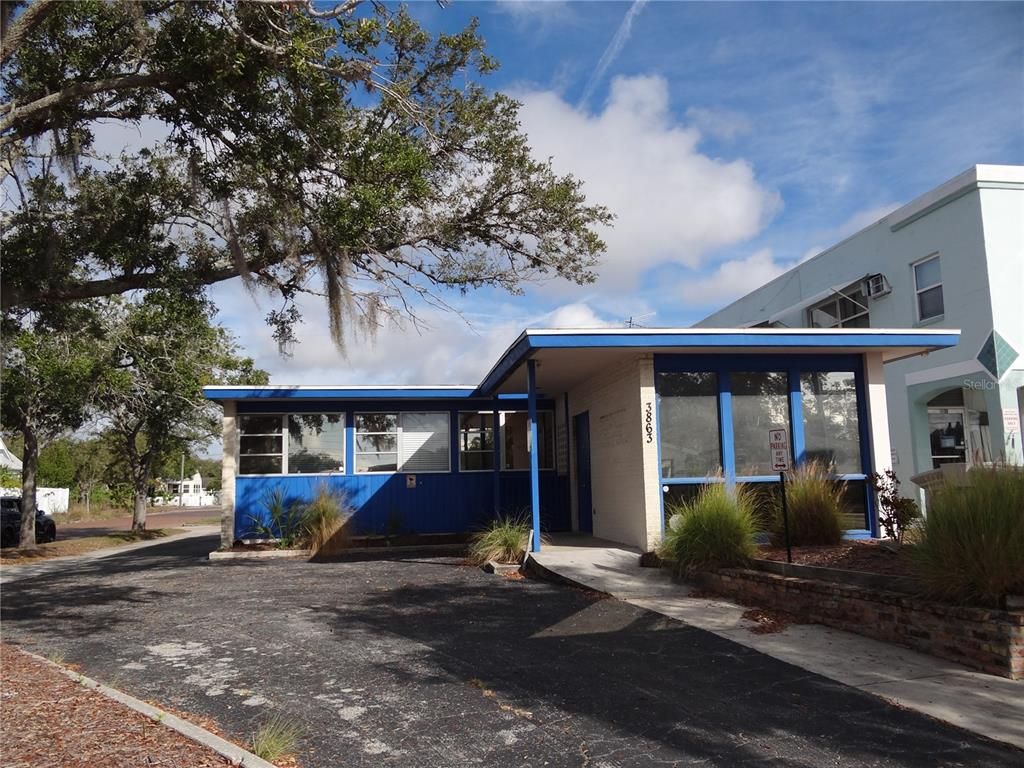 Exterior, Facade, Modern