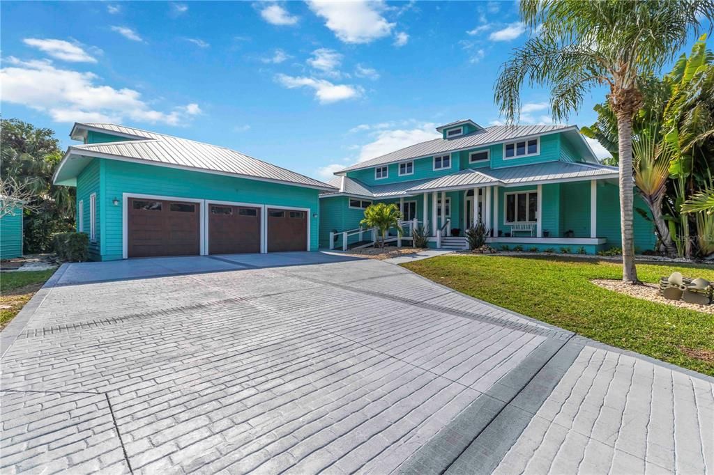 Attached, Exterior, Facade, Queen Anne Victorian