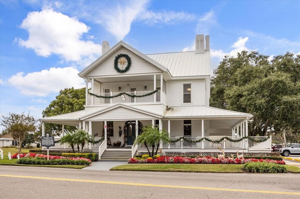 Exterior, Facade, Queen Anne Victorian