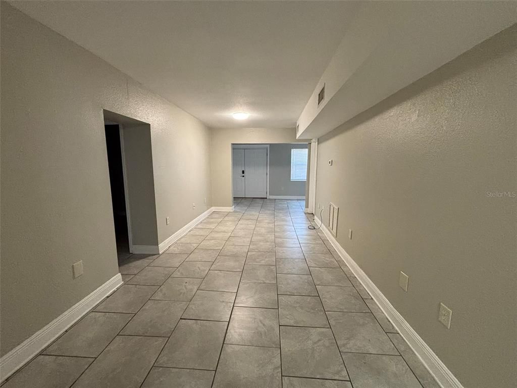 Empty room, Interior