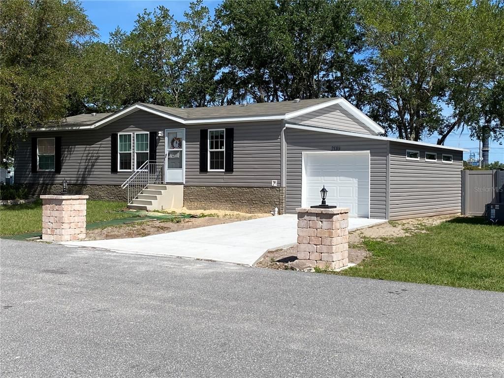 Attached, Exterior, Facade, Ranch