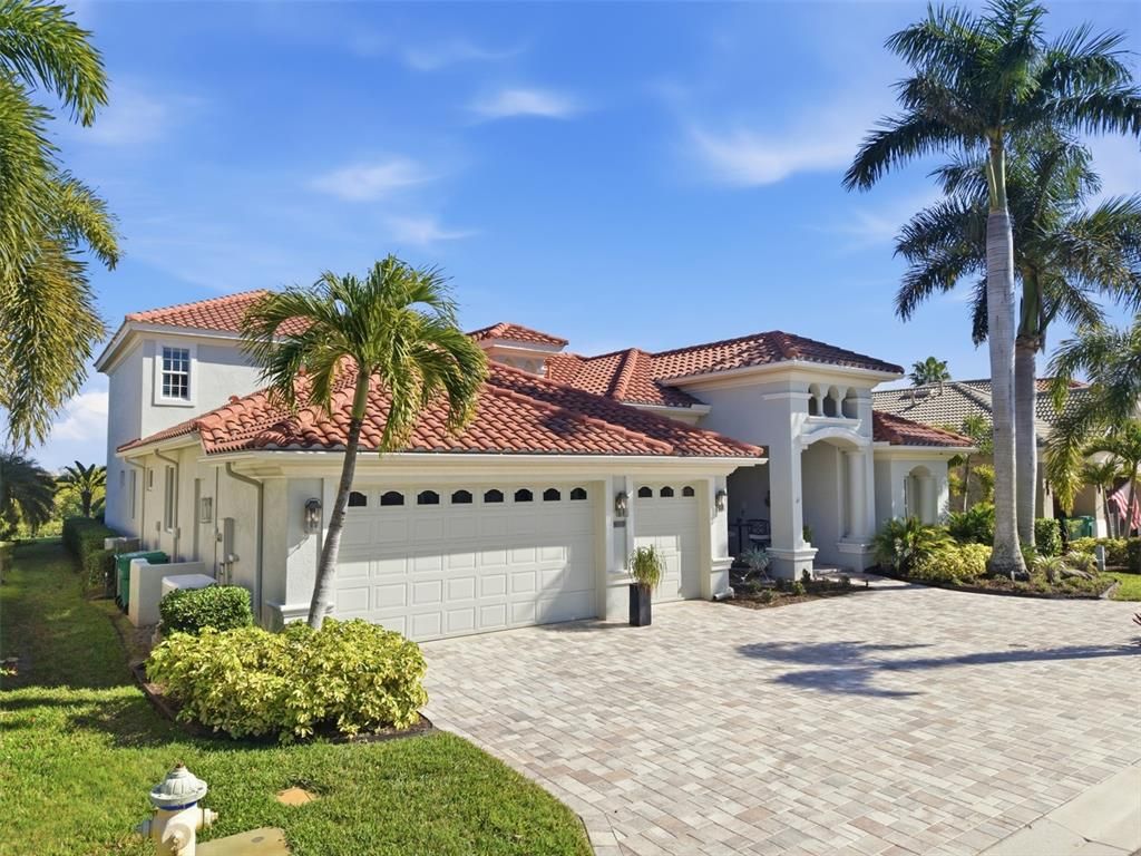 Attached, Exterior, Facade, Mediterranean