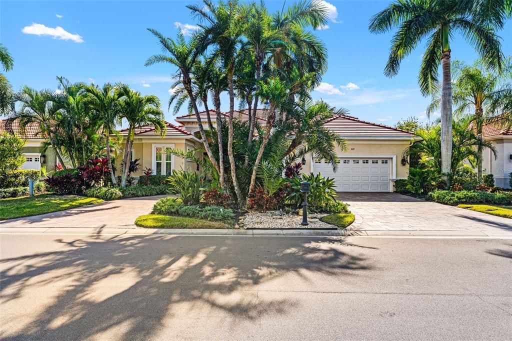 Attached, Exterior, Facade, Mediterranean