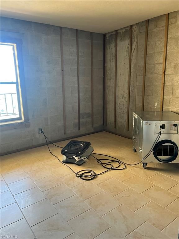 Empty room, Interior