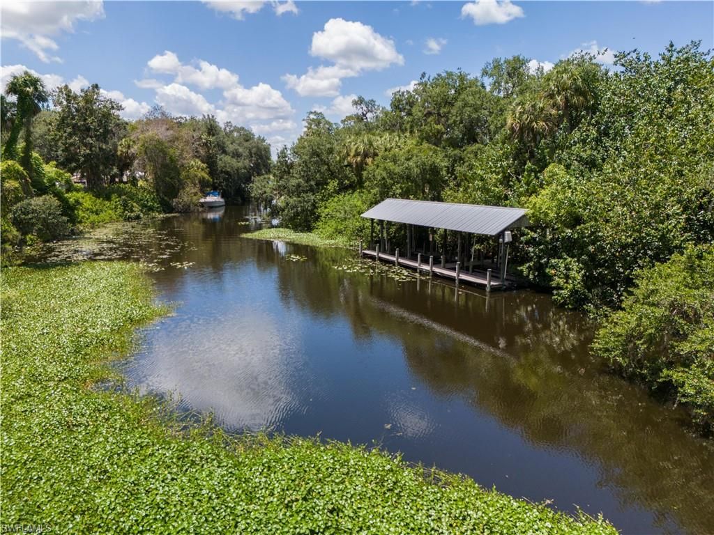 Exterior, Lake