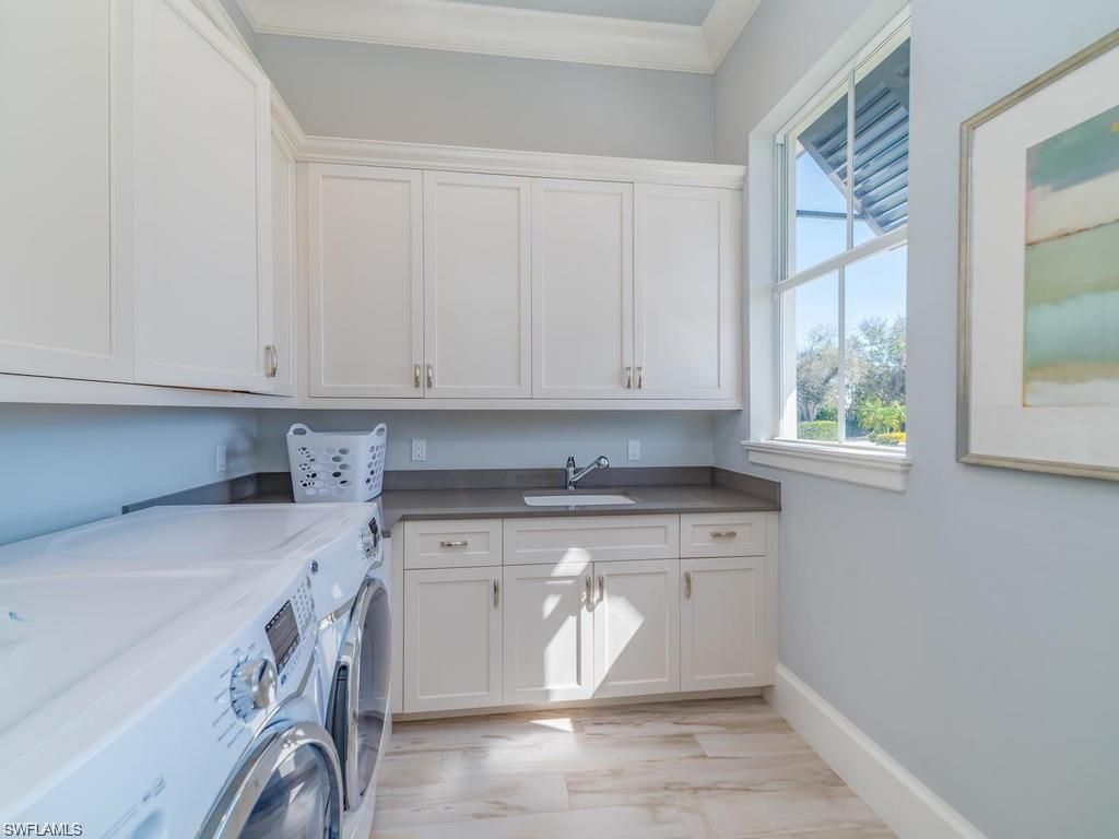 Interior, Washer, Wood Texture Flooring