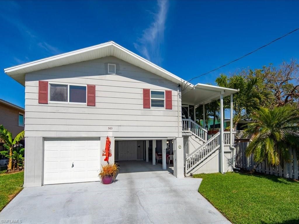 Attached, Exterior, Facade, American Craftsman