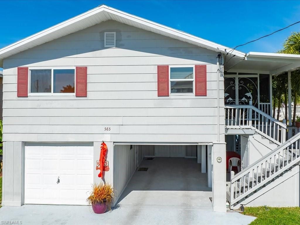 Attached, Exterior, Facade, None