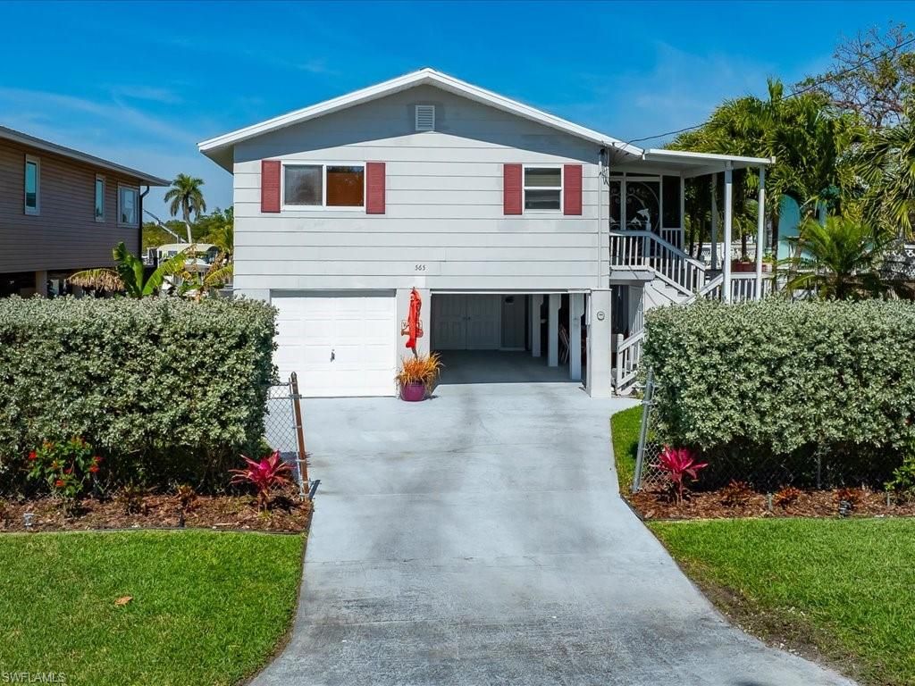 Attached, Exterior, Facade, American Craftsman