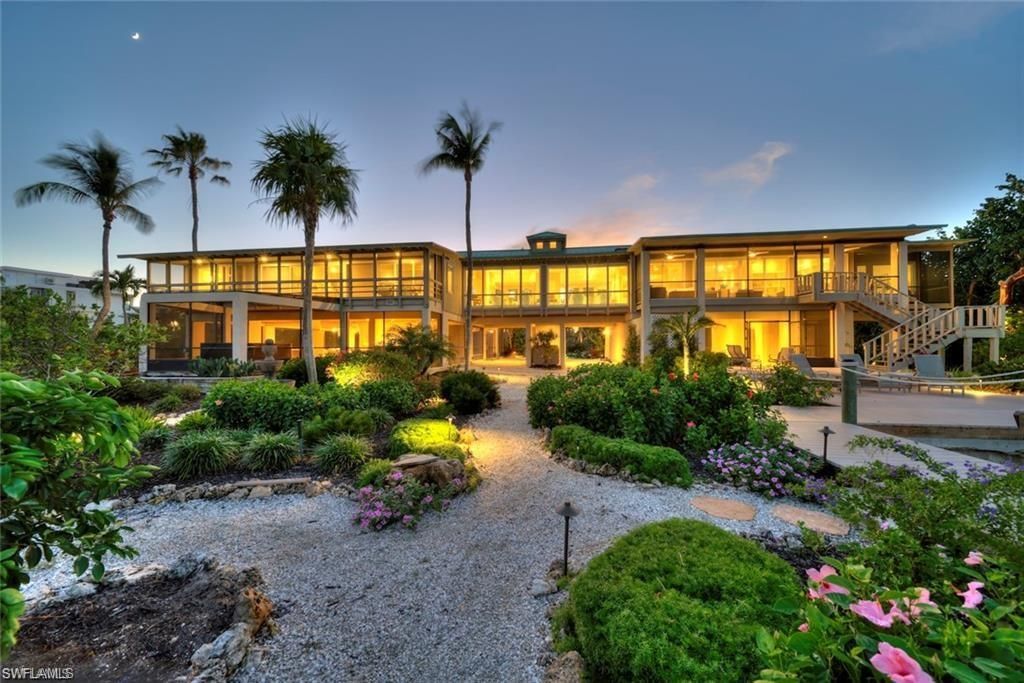 Backyard, Exterior, Facade, Modern