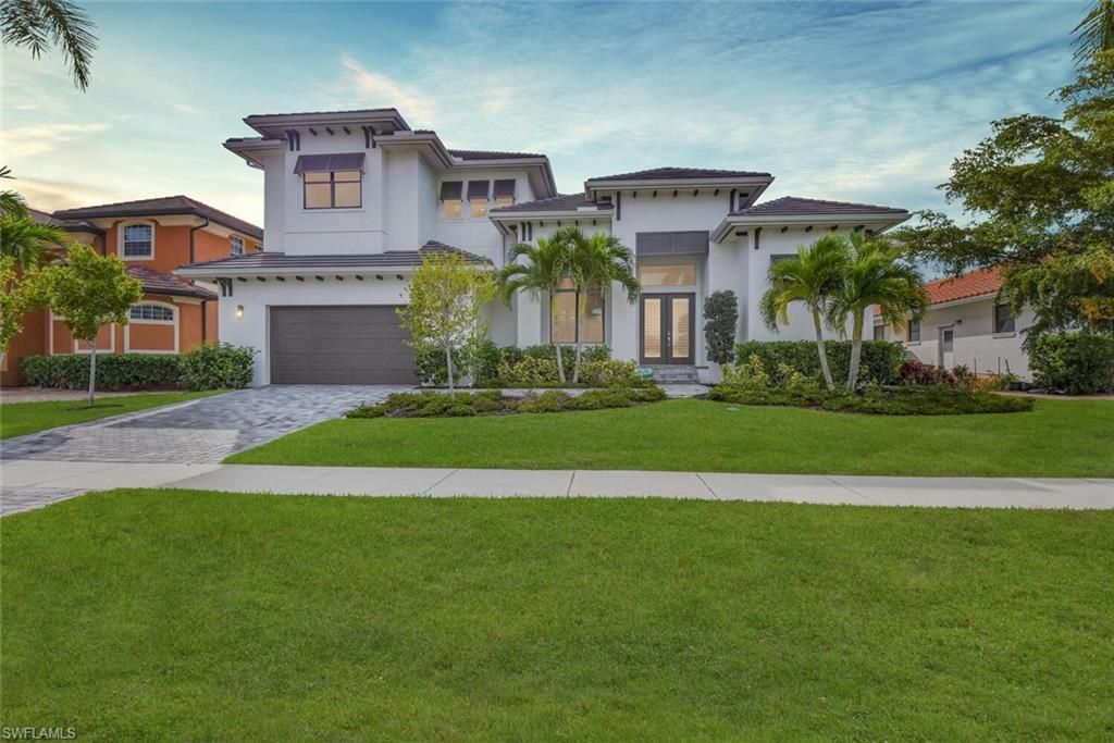 Attached, Exterior, Facade, Mediterranean